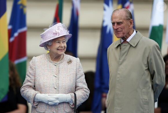 La reine Elizabeth II et le prince Philip, duc d'Edimbourg, lors du lancement du relais du baton des Jeux du Commonwealth 2014 en octobre 2013 à Londres.