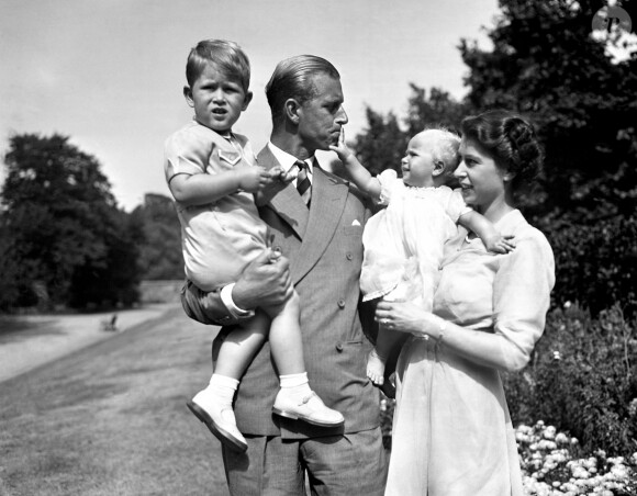 La reine Elizabeth II et le prince Philip, duc d'Edimbourg,  en août 1951 à Clarence House avec leurs enfants le prince Charles et la princesse Anne.