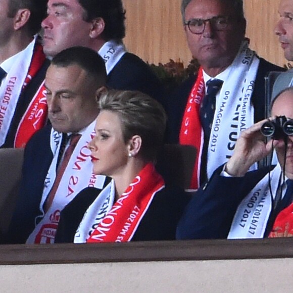 La princesse Charlene et le le prince Albert II de Monaco en tribunes lors de la demi-finale aller de la Ligue des Champions entre l'AS Monaco et la Juventus de Turin au stade Louis II à Monaco le 3 mai 2017 (0-2).