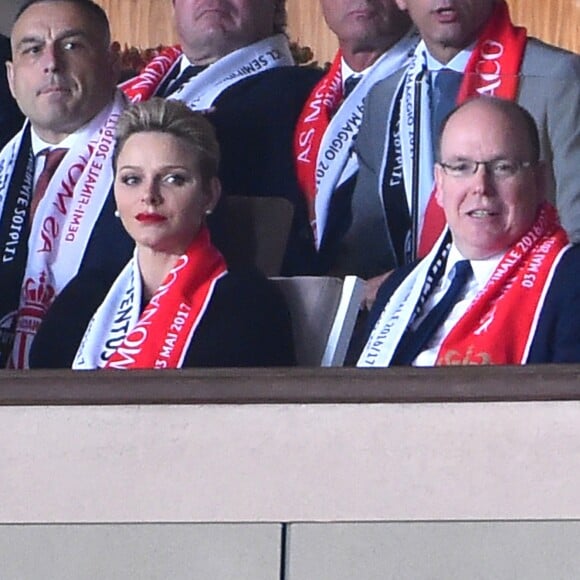 La princesse Charlene et le le prince Albert II de Monaco en tribunes lors de la demi-finale aller de la Ligue des Champions entre l'AS Monaco et la Juventus de Turin au stade Louis II à Monaco le 3 mai 2017 (0-2).