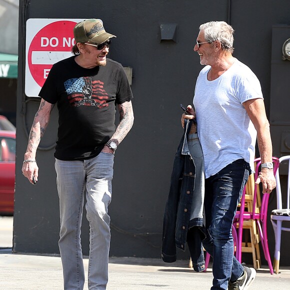 Exclusif - Johnny Hallyday a déjeuné au restaurant 26 Beach à Venice avec son ami Jean-Claude Darmon et son manager Sébastien Farran le 22 avril 2017.