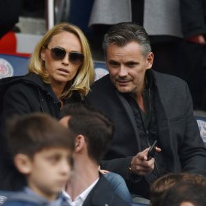 Cécile de Ménibus et son compagnon Thierry - Célébrités dans les tribunes du parc des princes lors du match de football de ligue 1 PSG-Bastia le 6 mai 2017.