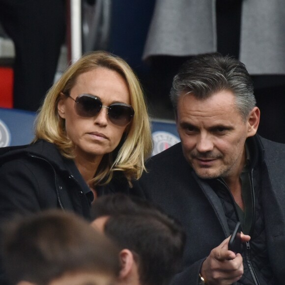 Cécile de Ménibus et son compagnon Thierry - Célébrités dans les tribunes du parc des princes lors du match de football de ligue 1 PSG-Bastia le 6 mai 2017.