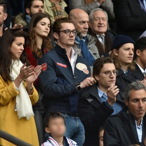 Louis Sarkozy avec une amie, Jean Sarkozy et Pierre Sarkozy - Célébrités dans les tribunes du parc des princes lors du match de football de ligue 1 PSG-Bastia le 6 mai 2017.