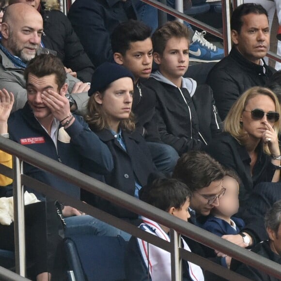 Louis Sarkozy avec une amie, Jean Sarkozy et son fils Solal, Pierre Sarkozy, Cécile de Ménibus avec son compagnon Thierry - Célébrités dans les tribunes du parc des princes lors du match de football de ligue 1 PSG-Bastia le 6 mai 2017.