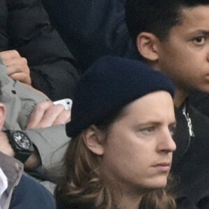 Louis Sarkozy avec une amie et Pierre Sarkozy - Célébrités dans les tribunes du parc des princes lors du match de football de ligue 1 PSG-Bastia le 6 mai 2017.