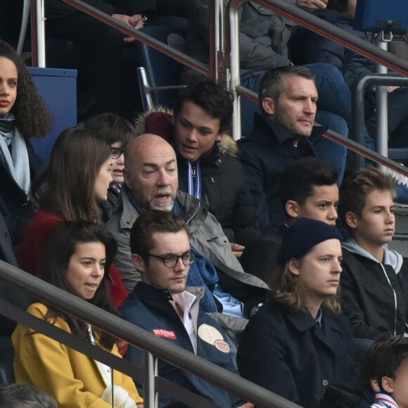 Louis Sarkozy avec une amie, Pierre Sarkozy, Jean Sarkozy et son fils Solal, Cécile de Ménibus avec son compagnon Thierry - Célébrités dans les tribunes du parc des princes lors du match de football de ligue 1 PSG-Bastia le 6 mai 2017.