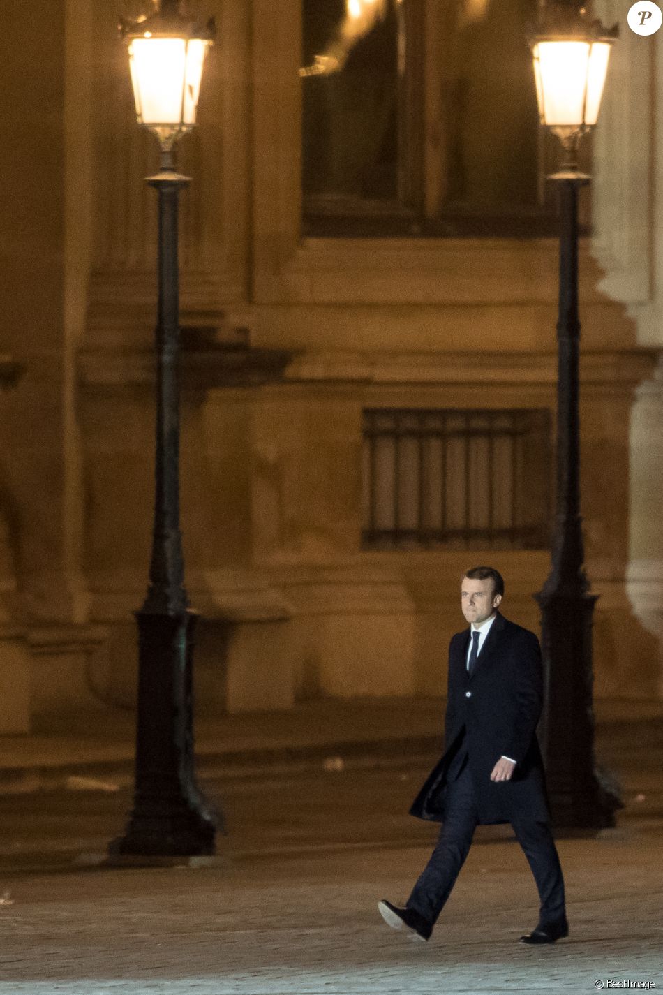 Emmanuel Macron, en marche sur la Cour Napoléon - Le président-élu, Emmanuel Macron, prononce son discours devant la pyramide au musée du Louvre à Paris, après sa victoire lors du deuxième tour de l&#039;élection présidentielle le 7 mai 2017. © Cyril Moreau / Bestimage