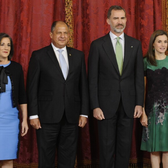 Le roi Felipe VI et la reine Letizia d'Espagne (en robe Carolina Herrera) recevaient le président du Costa Rica Luis Guillermo Solis et sa compagne Mercedes Penas Dominigo pour un déjeuner à l'occasion de leur visite officielle au palais royal à Madrid, le 8 mai 2017.