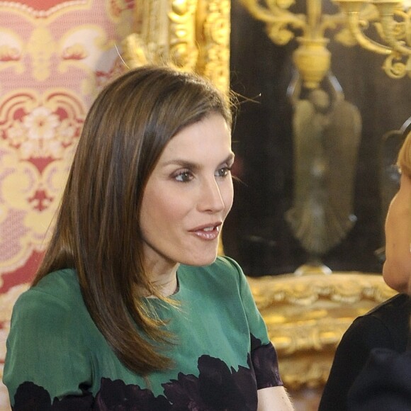 Le roi Felipe VI et la reine Letizia d'Espagne (en robe Carolina Herrera) recevaient le président du Costa Rica Luis Guillermo Solis et sa compagne Mercedes Penas Dominigo pour un déjeuner à l'occasion de leur visite officielle au palais royal à Madrid, le 8 mai 2017.