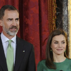 Le roi Felipe VI et la reine Letizia d'Espagne (en robe Carolina Herrera) recevaient le président du Costa Rica Luis Guillermo Solis et sa compagne Mercedes Penas Dominigo pour un déjeuner à l'occasion de leur visite officielle au palais royal à Madrid, le 8 mai 2017.