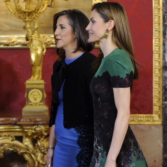 Letizia d'Espagne et Mercedes Peñas Domingo étaient sur la même longueur d'onde pour leur rencontre, l'une en vert, l'autre en bleu ciel. Le roi Felipe VI et la reine Letizia d'Espagne (en robe Carolina Herrera) recevaient le président du Costa Rica Luis Guillermo Solis et sa compagne Mercedes Penas Dominigo pour un déjeuner à l'occasion de leur visite officielle au palais royal à Madrid, le 8 mai 2017.