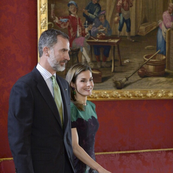 Le roi Felipe VI et la reine Letizia d'Espagne (en robe Carolina Herrera) recevaient le président du Costa Rica Luis Guillermo Solis et sa compagne Mercedes Penas Dominigo pour un déjeuner à l'occasion de leur visite officielle au palais royal à Madrid, le 8 mai 2017.
