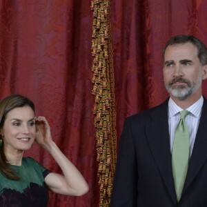 Le roi Felipe VI et la reine Letizia d'Espagne (en robe Carolina Herrera) recevaient le président du Costa Rica Luis Guillermo Solis et sa compagne Mercedes Penas Dominigo pour un déjeuner à l'occasion de leur visite officielle au palais royal à Madrid, le 8 mai 2017.