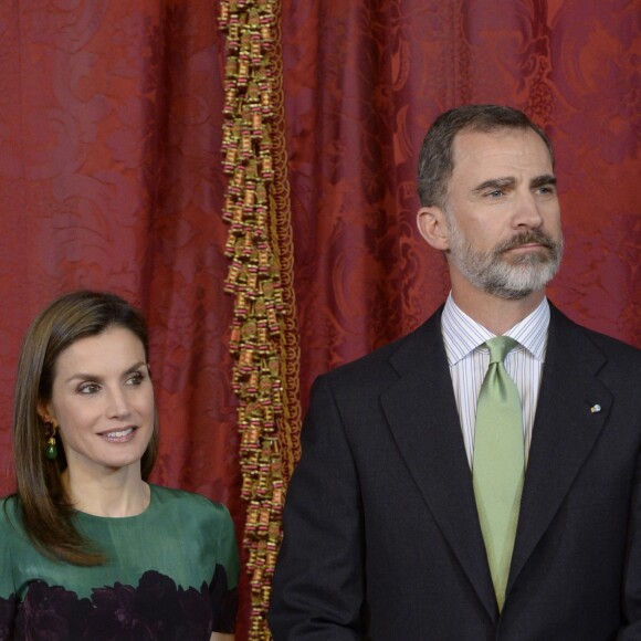 Le roi Felipe VI et la reine Letizia d'Espagne (en robe Carolina Herrera) recevaient le président du Costa Rica Luis Guillermo Solis et sa compagne Mercedes Penas Dominigo pour un déjeuner à l'occasion de leur visite officielle au palais royal à Madrid, le 8 mai 2017.