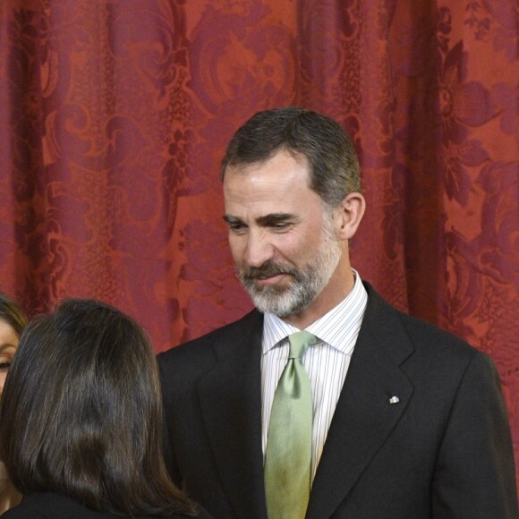 Le roi Felipe VI et la reine Letizia d'Espagne (en robe Carolina Herrera) recevaient le président du Costa Rica Luis Guillermo Solis et sa compagne Mercedes Penas Dominigo pour un déjeuner à l'occasion de leur visite officielle au palais royal à Madrid, le 8 mai 2017.