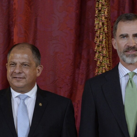 Le roi Felipe VI et la reine Letizia d'Espagne (en robe Carolina Herrera) recevaient le président du Costa Rica Luis Guillermo Solis et sa compagne Mercedes Penas Dominigo pour un déjeuner à l'occasion de leur visite officielle au palais royal à Madrid, le 8 mai 2017.