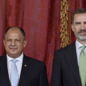 Le roi Felipe VI et la reine Letizia d'Espagne (en robe Carolina Herrera) recevaient le président du Costa Rica Luis Guillermo Solis et sa compagne Mercedes Penas Dominigo pour un déjeuner à l'occasion de leur visite officielle au palais royal à Madrid, le 8 mai 2017.