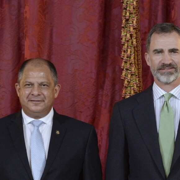Le roi Felipe VI et la reine Letizia d'Espagne (en robe Carolina Herrera) recevaient le président du Costa Rica Luis Guillermo Solis et sa compagne Mercedes Penas Dominigo pour un déjeuner à l'occasion de leur visite officielle au palais royal à Madrid, le 8 mai 2017.