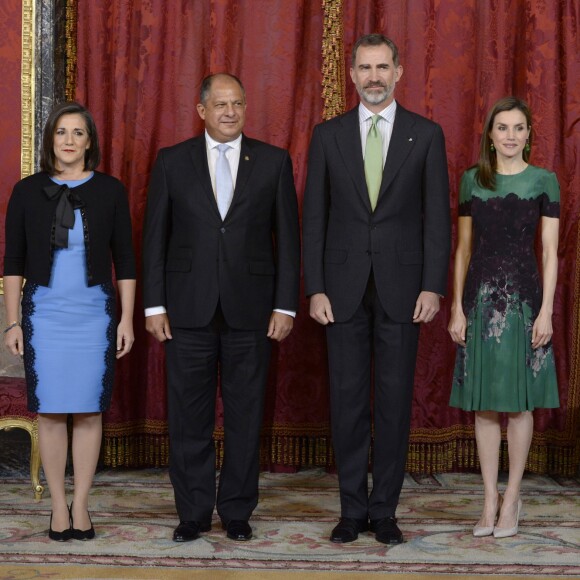 Le roi Felipe VI et la reine Letizia d'Espagne (en robe Carolina Herrera) recevaient le président du Costa Rica Luis Guillermo Solis et sa compagne Mercedes Penas Dominigo pour un déjeuner à l'occasion de leur visite officielle au palais royal à Madrid, le 8 mai 2017.