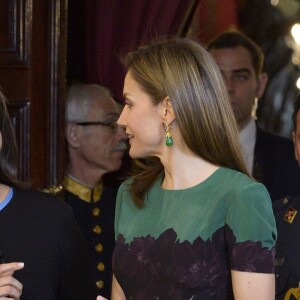 Letizia d'Espagne et Mercedes Peñas Domingo étaient sur la même longueur d'onde pour leur rencontre, l'une en vert, l'autre en bleu ciel. Le roi Felipe VI et la reine Letizia d'Espagne (en robe Carolina Herrera) recevaient le président du Costa Rica Luis Guillermo Solis et sa compagne Mercedes Penas Dominigo pour un déjeuner à l'occasion de leur visite officielle au palais royal à Madrid, le 8 mai 2017.