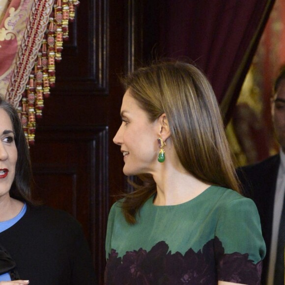 Letizia d'Espagne et Mercedes Peñas Domingo étaient sur la même longueur d'onde pour leur rencontre, l'une en vert, l'autre en bleu ciel. Le roi Felipe VI et la reine Letizia d'Espagne (en robe Carolina Herrera) recevaient le président du Costa Rica Luis Guillermo Solis et sa compagne Mercedes Penas Dominigo pour un déjeuner à l'occasion de leur visite officielle au palais royal à Madrid, le 8 mai 2017.
