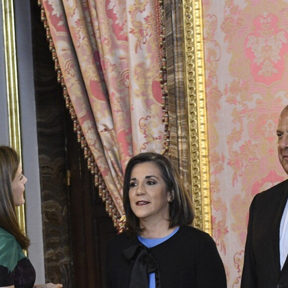 Le roi Felipe VI et la reine Letizia d'Espagne (en robe Carolina Herrera) recevaient le président du Costa Rica Luis Guillermo Solis et sa compagne Mercedes Penas Dominigo pour un déjeuner à l'occasion de leur visite officielle au palais royal à Madrid, le 8 mai 2017.