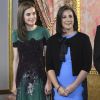 Letizia d'Espagne et Mercedes Peñas Domingo étaient sur la même longueur d'onde pour leur rencontre, l'une en vert, l'autre en bleu ciel. Le roi Felipe VI et la reine Letizia d'Espagne (en robe Carolina Herrera) recevaient le président du Costa Rica Luis Guillermo Solis et sa compagne Mercedes Penas Dominigo pour un déjeuner à l'occasion de leur visite officielle au palais royal à Madrid, le 8 mai 2017.