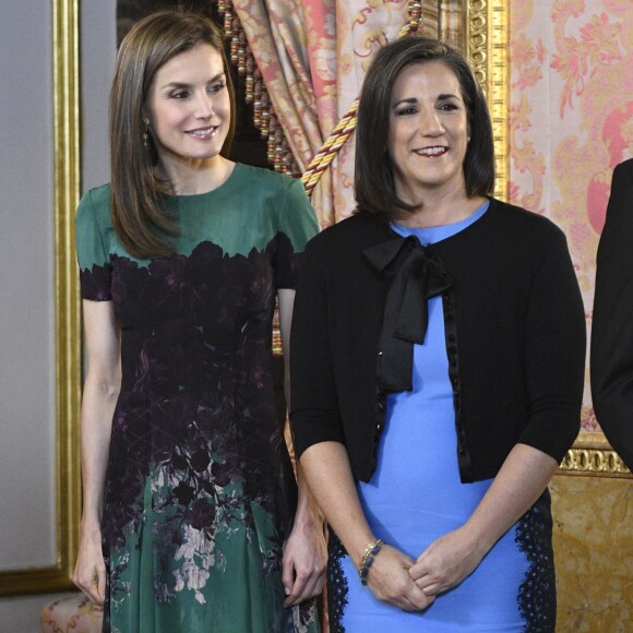 Letizia d'Espagne et Mercedes Peñas Domingo étaient sur la même longueur d'onde pour leur rencontre, l'une en vert, l'autre en bleu ciel. Le roi Felipe VI et la reine Letizia d'Espagne (en robe Carolina Herrera) recevaient le président du Costa Rica Luis Guillermo Solis et sa compagne Mercedes Penas Dominigo pour un déjeuner à l'occasion de leur visite officielle au palais royal à Madrid, le 8 mai 2017.