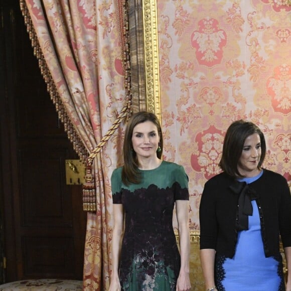 Letizia d'Espagne et Mercedes Peñas Domingo étaient sur la même longueur d'onde pour leur rencontre, l'une en vert, l'autre en bleu ciel. Le roi Felipe VI et la reine Letizia d'Espagne (en robe Carolina Herrera) recevaient le président du Costa Rica Luis Guillermo Solis et sa compagne Mercedes Penas Dominigo pour un déjeuner à l'occasion de leur visite officielle au palais royal à Madrid, le 8 mai 2017.