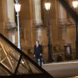 Emmanuel Macron - Le président-élu, Emmanuel Macron, arrivant à pieds devant la pyramide au musée du Louvre à Paris, après sa victoire lors du deuxième tour de l'élection présidentielle le 7 mai 2017. © Cyril Moreau / Bestimage