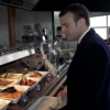 Emmanuel Macron dans un restaurant d'autoroute, le 23 avril 2017 avant les résultats du premier tour de la présidentielle.