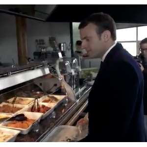 Emmanuel Macron dans un restaurant d'autoroute, le 23 avril 2017 avant les résultats du premier tour de la présidentielle.