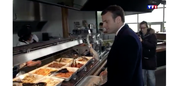 Emmanuel Macron dans un restaurant d'autoroute, le 23 avril 2017 avant les résultats du premier tour de la présidentielle.