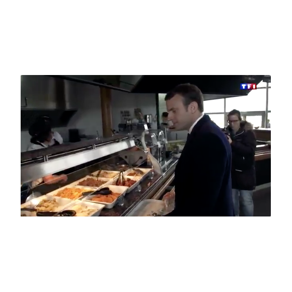 Emmanuel Macron dans un restaurant d'autoroute, le 23 avril 2017 avant les résultats du premier tour de la présidentielle.