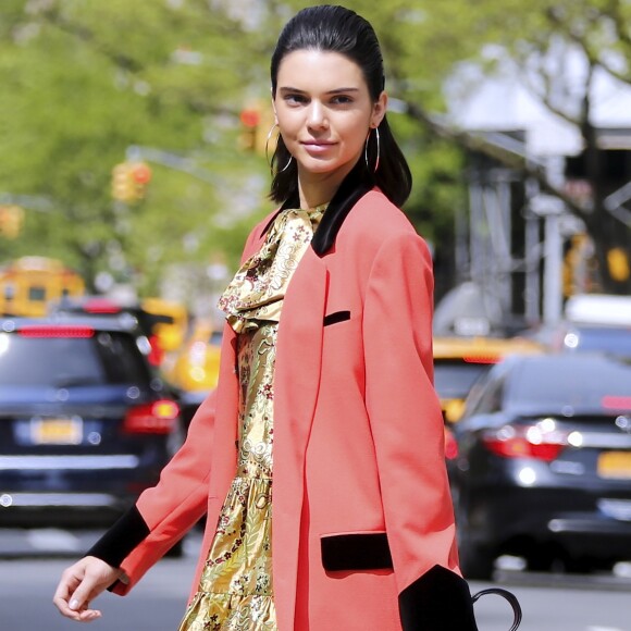 Kendall Jenner en pleine séance photo avec des tenues différentes au musée The Metropolitan au Grand Central de Park Avenue dans le quartier de Upper East Side à New York, le 4 mai 2017