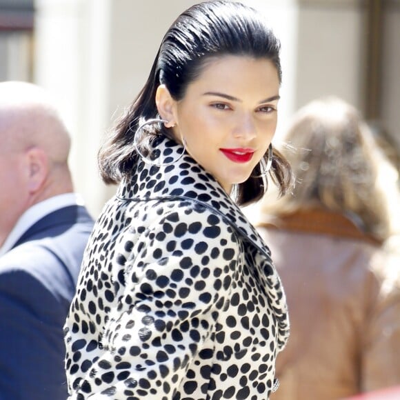 Kendall Jenner en pleine séance photo sur Madison Avenue à New York, le 4 mai 2017.