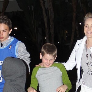 Sharon Stone et ses enfants Quinn et Laird arrivent au Staples Center de Los Angeles pour assister au match de basket Los Angeles Lakers contre Denver Nuggets le 25 Mars 2016. Please hide children face prior publication - Celebrities seen attending the Los Angeles Lakers vs Denver Nuggets NBA Basketball game at the Staples Center in Los Angeles, California on March 25, 2016. Celebrities seen attending the Los Angeles Lakers vs Denver Nuggets NBA Basketball game at the Staples Center in Los Angeles, California on March 25, 2016.25/03/2016 - Los Angeles