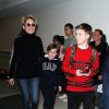 Veuillez flouter le visage des enfants - Sharon Stone arrive à l'aéroport de LAX avec ses fils Roan et Laird à Los Angeles le 18 février 2016. © CPA/Bestimage18/02/2016 - Los Angeles