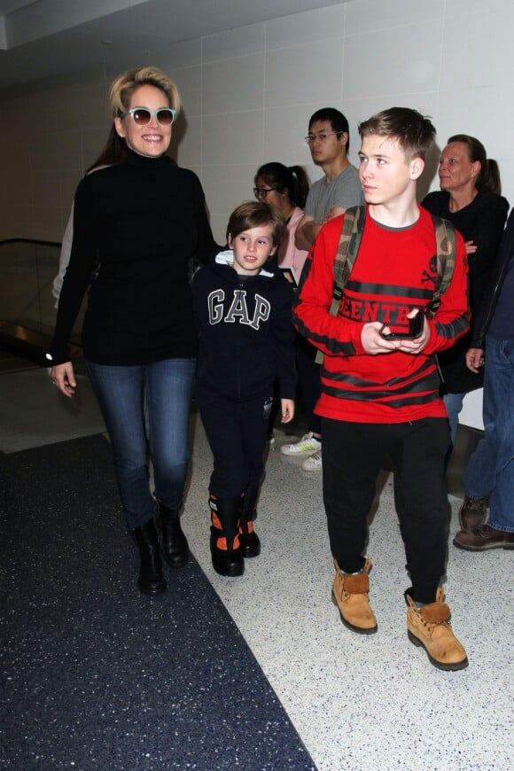 Veuillez flouter le visage des enfants - Sharon Stone arrive à l'aéroport de LAX avec ses fils Roan et Laird à Los Angeles le 18 février 2016. © CPA/Bestimage18/02/2016 - Los Angeles