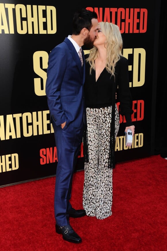 Kate Hudson embrasse son chéri Danny Fujikawa lors de la première Snatched au Regency Village Theater, Los Angeles, le 10 mai 2018.