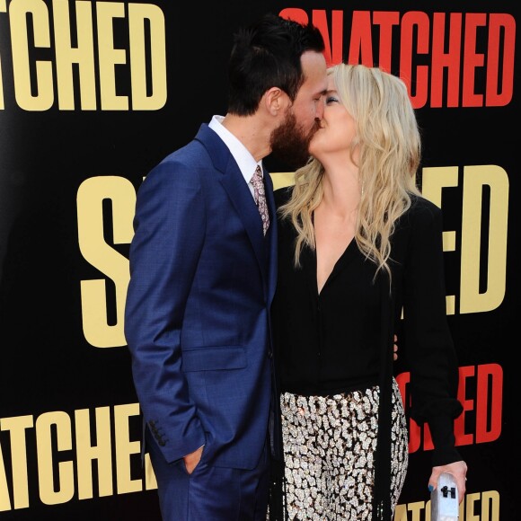 Kate Hudson embrasse son chéri Danny Fujikawa lors de la première Snatched au Regency Village Theater, Los Angeles, le 10 mai 2018.