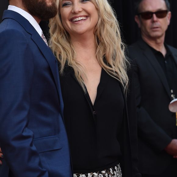 Kate Hudson et son nouveau compagnon Danny Fujikawa à la première de 'Snatched' au théâtre Regency Village à Westwood, le 10 mai 2017