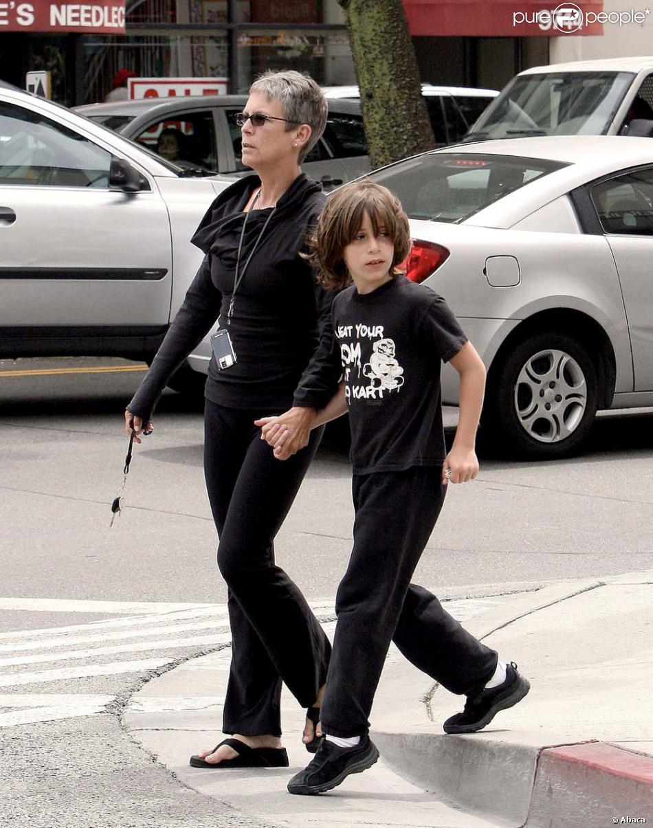 Jamie Lee Curtis et son fils Thomas se promènent dans ...