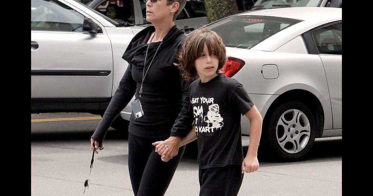 Jamie Lee Curtis et son fils Thomas se promènent dans ...