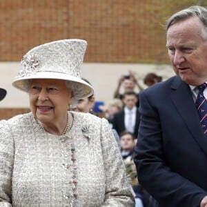 La reine Elisabeth II d'Angleterre en visite au collège Pangbourne dans le Berkshire à l'occasion du centenaire de l'école, le 9 mai 2017.