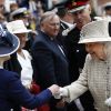 La reine Elisabeth II d'Angleterre visite le collège Pangbourne dans le Berkshire à l'occasion du centenaire de l'école le 9 mai 2017.