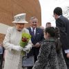 La reine Elisabeth II d'Angleterre visite le collège Pangbourne dans le Berkshire à l'occasion du centenaire de l'école le 9 mai 2017.