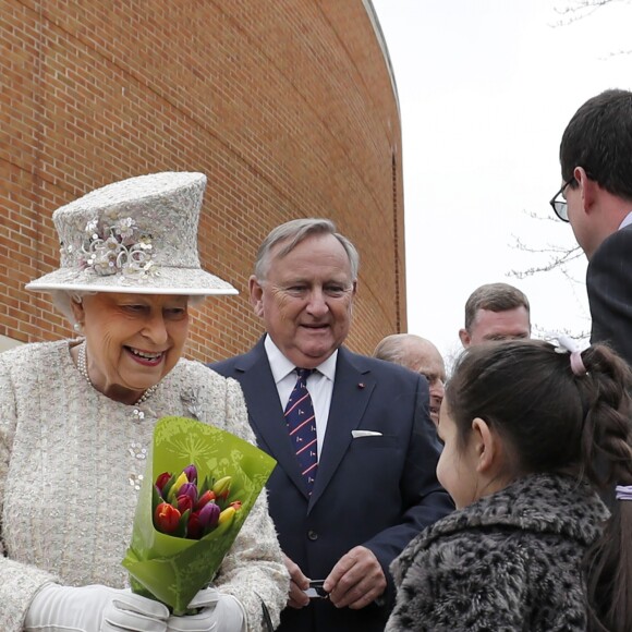La reine Elisabeth II d'Angleterre visite le collège Pangbourne dans le Berkshire à l'occasion du centenaire de l'école le 9 mai 2017.
