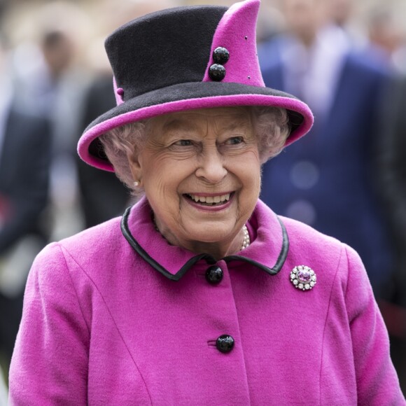 La reine Elisabeth II d'Angleterre à l'occasion d'un évènement célébrant le 40ème anniversaire de la mobilité au château de Windsor, le 25 avril 2017. La reine a rencontré des utilisateurs de véhicules pour personnes à mobilité réduite.